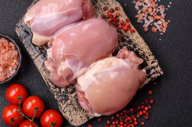 Taze çiğ tavuk filetosu. Tuzlu, baharatlı ve çimento kaplı.