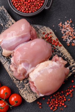 Taze çiğ tavuk filetosu. Tuzlu, baharatlı ve çimento kaplı.