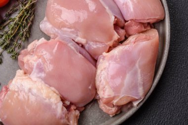 Taze çiğ tavuk filetosu. Tuzlu, baharatlı ve çimento kaplı.