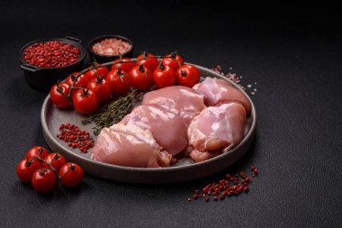 Taze çiğ tavuk filetosu. Tuzlu, baharatlı ve çimento kaplı.