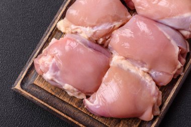 Taze çiğ tavuk filetosu. Tuzlu, baharatlı ve çimento kaplı.