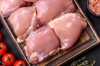 Taze çiğ tavuk filetosu. Tuzlu, baharatlı ve çimento kaplı.