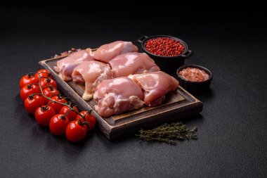 Taze çiğ tavuk filetosu. Tuzlu, baharatlı ve çimento kaplı.