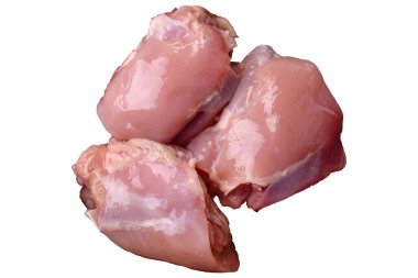 Beyaz arka planda tuz, baharat ve otlarla taze çiğ tavuk filetosu.