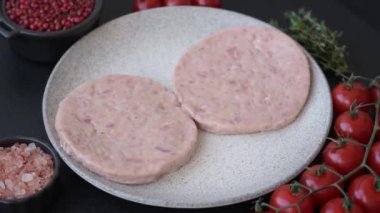 Tuzlu, baharatlı ve çimento kaplı çiğ tavuk burger pirzolası.