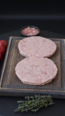 Tuzlu, baharatlı ve çimento kaplı çiğ tavuk burger pirzolası.