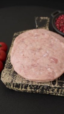 Tuzlu, baharatlı ve çimento kaplı çiğ tavuk burger pirzolası.