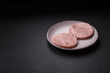 Tuzlu, baharatlı ve çimento kaplı çiğ tavuk burger pirzolası.