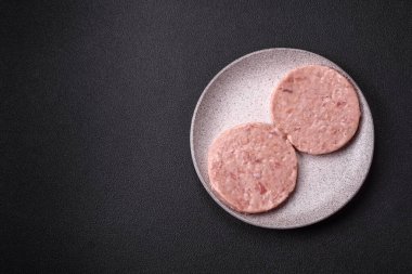 Tuzlu, baharatlı ve çimento kaplı çiğ tavuk burger pirzolası.