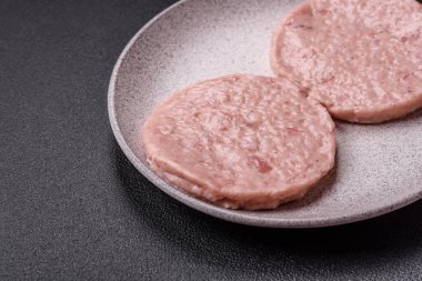 Tuzlu, baharatlı ve çimento kaplı çiğ tavuk burger pirzolası.