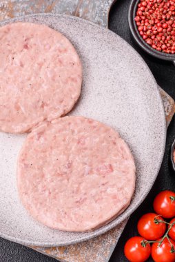 Tuzlu, baharatlı ve çimento kaplı çiğ tavuk burger pirzolası.