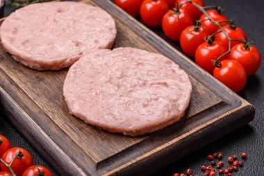 Tuzlu, baharatlı ve çimento kaplı çiğ tavuk burger pirzolası.