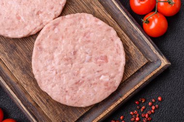 Tuzlu, baharatlı ve çimento kaplı çiğ tavuk burger pirzolası.