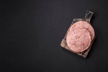 Tuzlu, baharatlı ve çimento kaplı çiğ tavuk burger pirzolası.