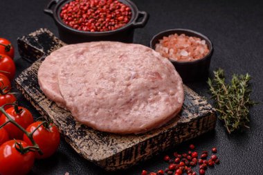 Tuzlu, baharatlı ve çimento kaplı çiğ tavuk burger pirzolası.