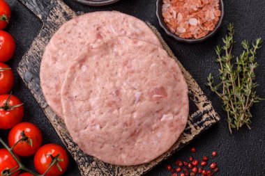 Tuzlu, baharatlı ve çimento kaplı çiğ tavuk burger pirzolası.