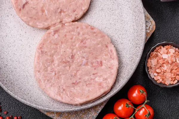 Tuzlu, baharatlı ve çimento kaplı çiğ tavuk burger pirzolası.