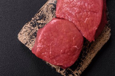 Tuz, baharat ve ızgara için hazırlanmış çiğ biftekli biftek.