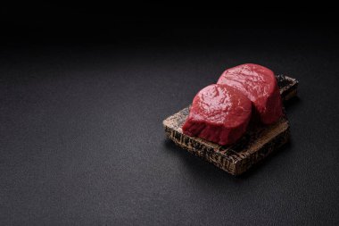 Tuz, baharat ve ızgara için hazırlanmış çiğ biftekli biftek.