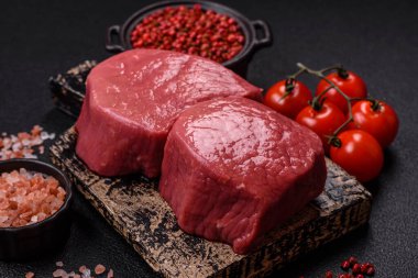 Tuz, baharat ve ızgara için hazırlanmış çiğ biftekli biftek.