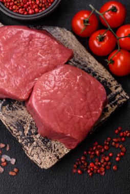 Tuz, baharat ve ızgara için hazırlanmış çiğ biftekli biftek.