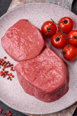 Tuz, baharat ve ızgara için hazırlanmış çiğ biftekli biftek.