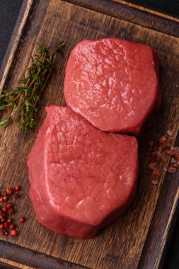 Tuz, baharat ve ızgara için hazırlanmış çiğ biftekli biftek.