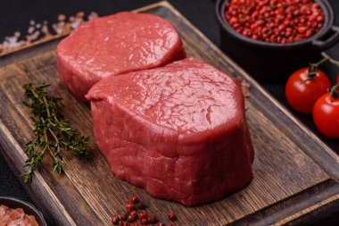 Tuz, baharat ve ızgara için hazırlanmış çiğ biftekli biftek.