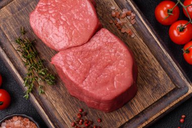 Tuz, baharat ve ızgara için hazırlanmış çiğ biftekli biftek.