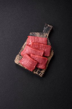 Evde yemek pişirmek için tuz ve baharatla dilimlenmiş lezzetli çiğ et.