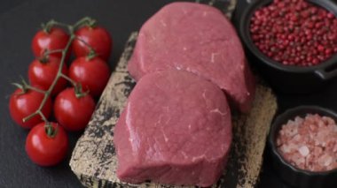 Tuz, baharat ve ızgara için hazırlanmış çiğ biftekli biftek.