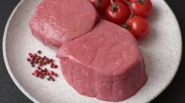 Tuz, baharat ve ızgara için hazırlanmış çiğ biftekli biftek.