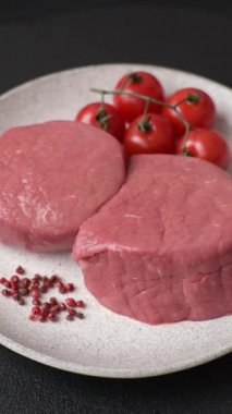 Tuz, baharat ve ızgara için hazırlanmış çiğ biftekli biftek.