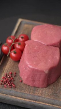 Tuz, baharat ve ızgara için hazırlanmış çiğ biftekli biftek.