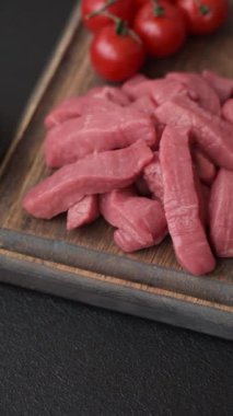 Evde yemek pişirmek için tuz ve baharatla dilimlenmiş lezzetli çiğ et.