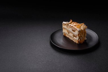 Krema, armut ve dorblu peynirli, koyu beton arkaplanda katmanlı tatlı pasta.