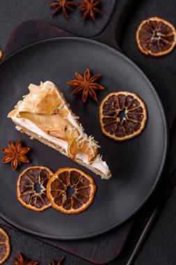 Krema, armut ve dorblu peynirli, koyu beton arkaplanda katmanlı tatlı pasta.