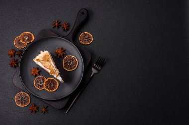 Krema, armut ve dorblu peynirli, koyu beton arkaplanda katmanlı tatlı pasta.