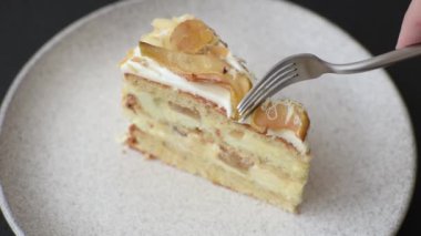 Krema, armut ve dorblu peynirli, koyu beton arkaplanda katmanlı tatlı pasta.