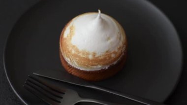 Kremalı tatlı limonlu tart ve koyu beton arka planda lezzet.