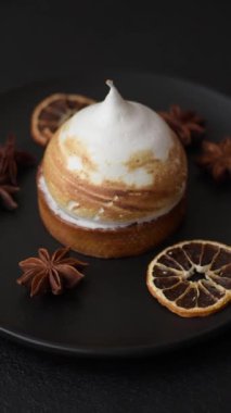Kremalı tatlı limonlu tart ve koyu beton arka planda lezzet.