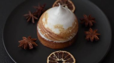 Kremalı tatlı limonlu tart ve koyu beton arka planda lezzet.