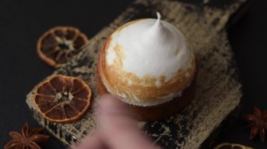 Kremalı tatlı limonlu tart ve koyu beton arka planda lezzet.
