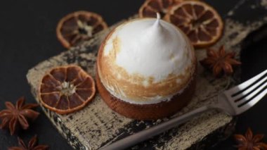 Kremalı tatlı limonlu tart ve koyu beton arka planda lezzet.