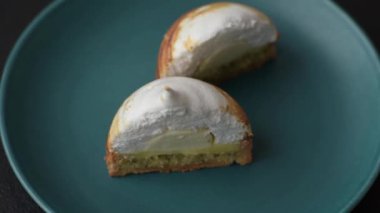 Kremalı tatlı limonlu tart ve koyu beton arka planda lezzet.