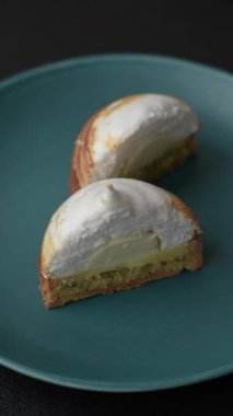 Kremalı tatlı limonlu tart ve koyu beton arka planda lezzet.