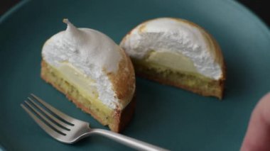Kremalı tatlı limonlu tart ve koyu beton arka planda lezzet.