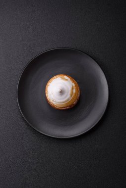 Kremalı tatlı limonlu tart ve koyu beton arka planda lezzet.