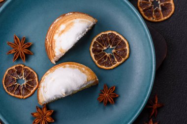 Kremalı tatlı limonlu tart ve koyu beton arka planda lezzet.