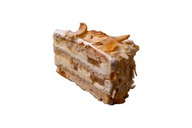 Beyaz arka planda kremalı, armutlu ve dorblu peynirli tatlı pasta.